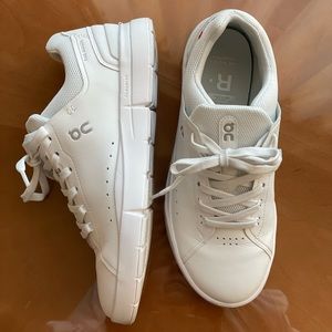 The On Roger Advantage size 8.5 US women’s - New